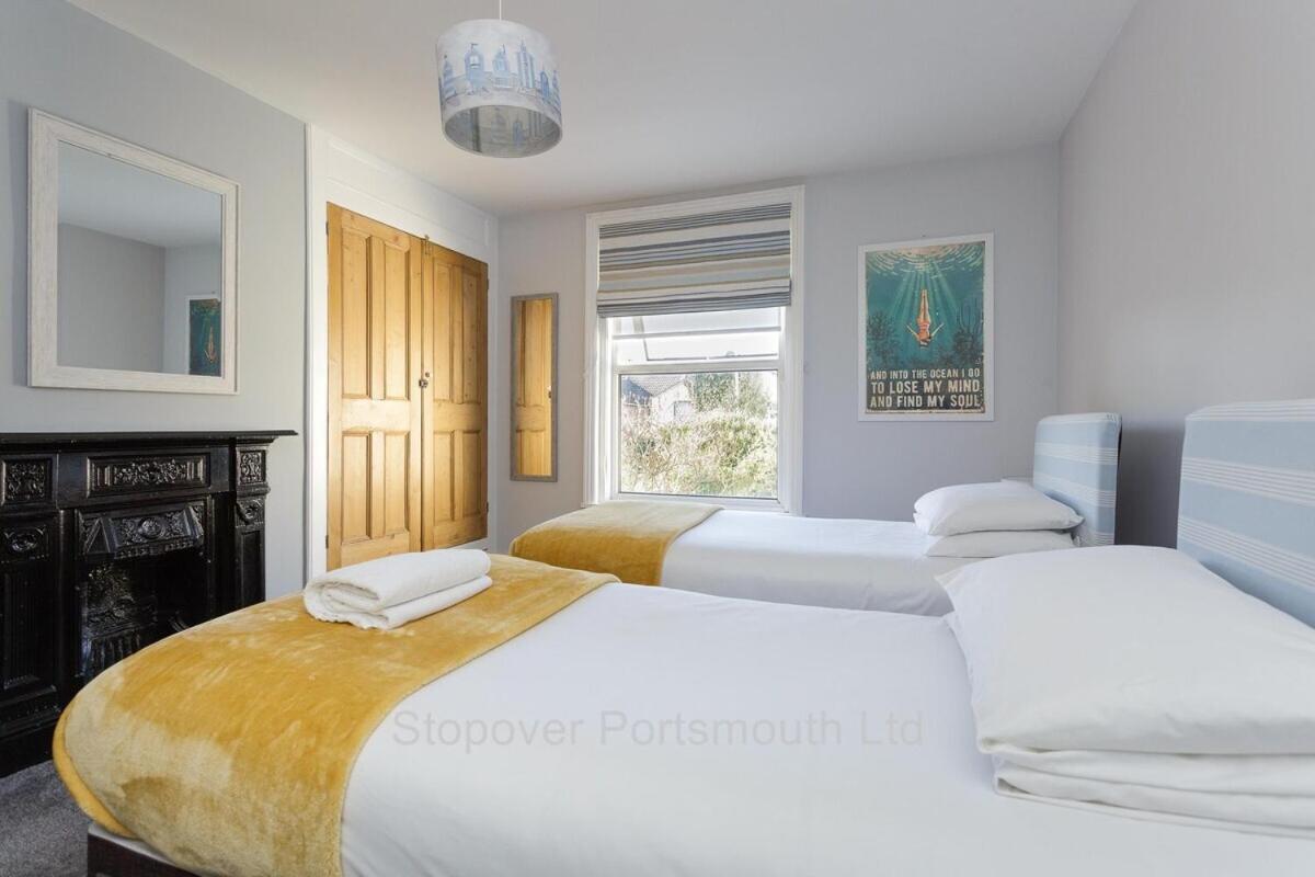Stopover At Orchard Apartment Light And Cosy بورتسماوث الغرفة الصورة