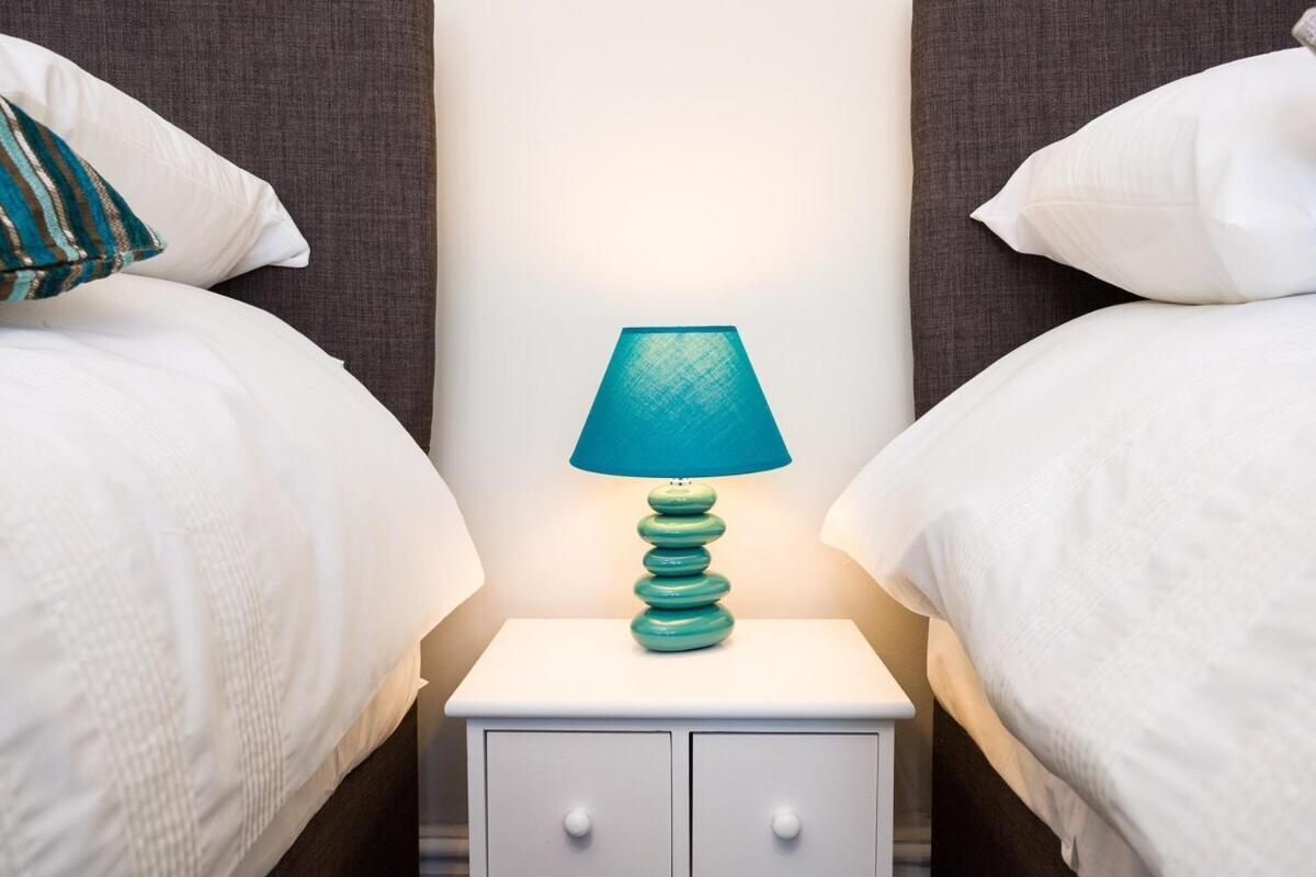 Stopover At Orchard Apartment Light And Cosy بورتسماوث الغرفة الصورة