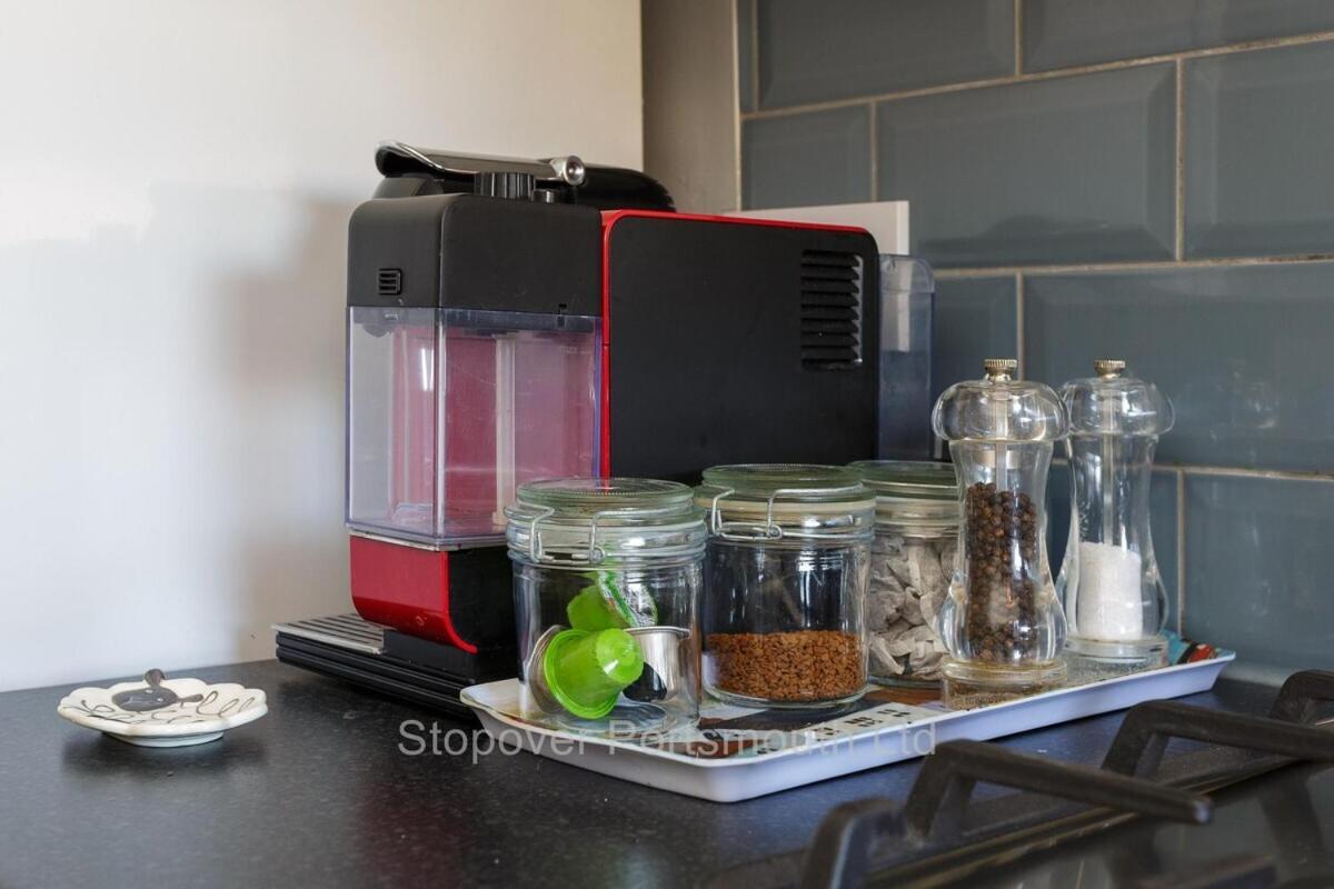 Stopover At Orchard Apartment Light And Cosy بورتسماوث الغرفة الصورة