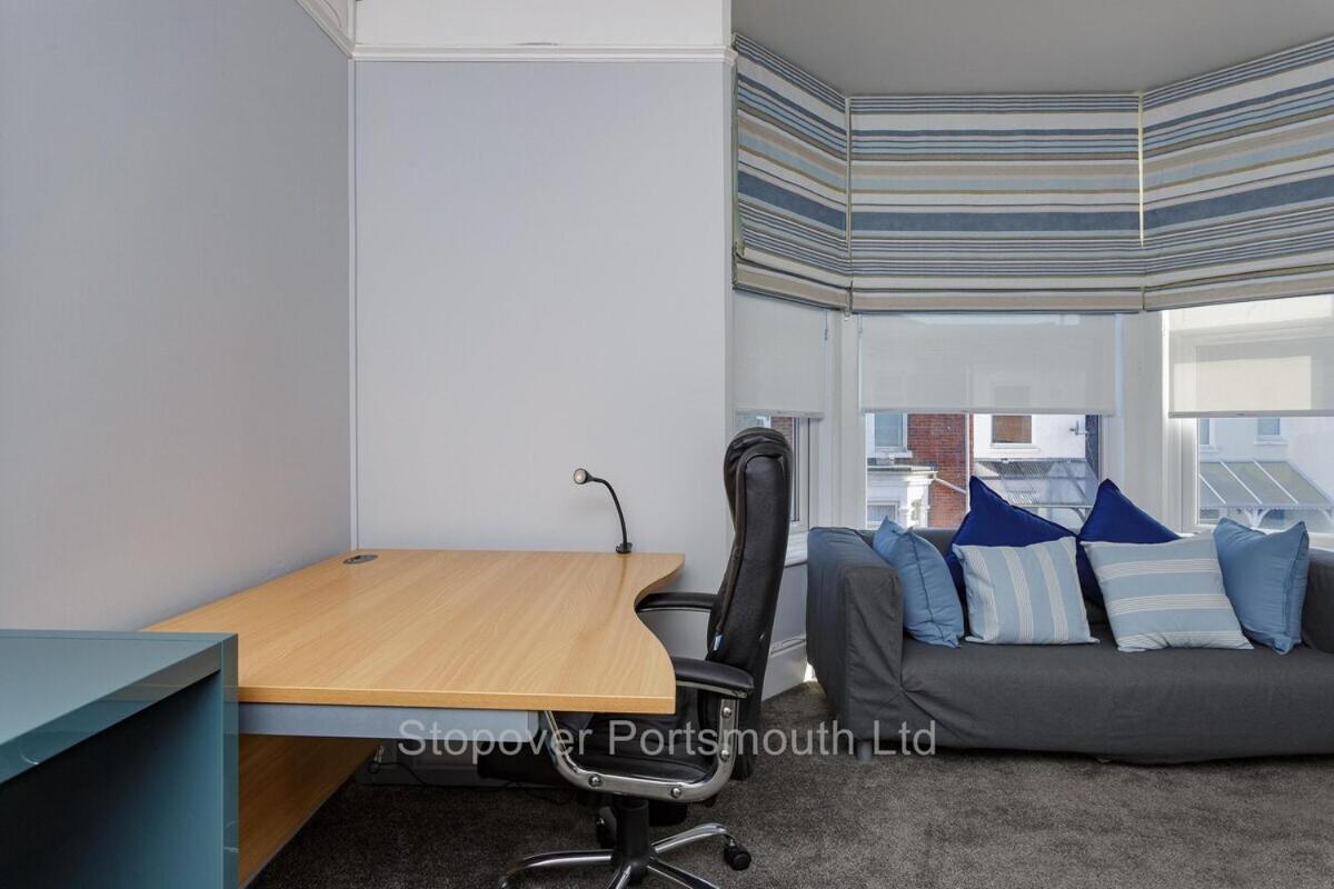 Stopover At Orchard Apartment Light And Cosy بورتسماوث الغرفة الصورة