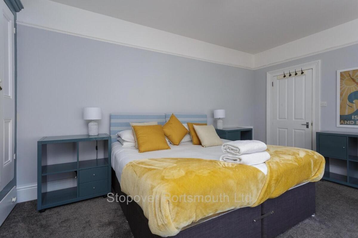 Stopover At Orchard Apartment Light And Cosy بورتسماوث الغرفة الصورة