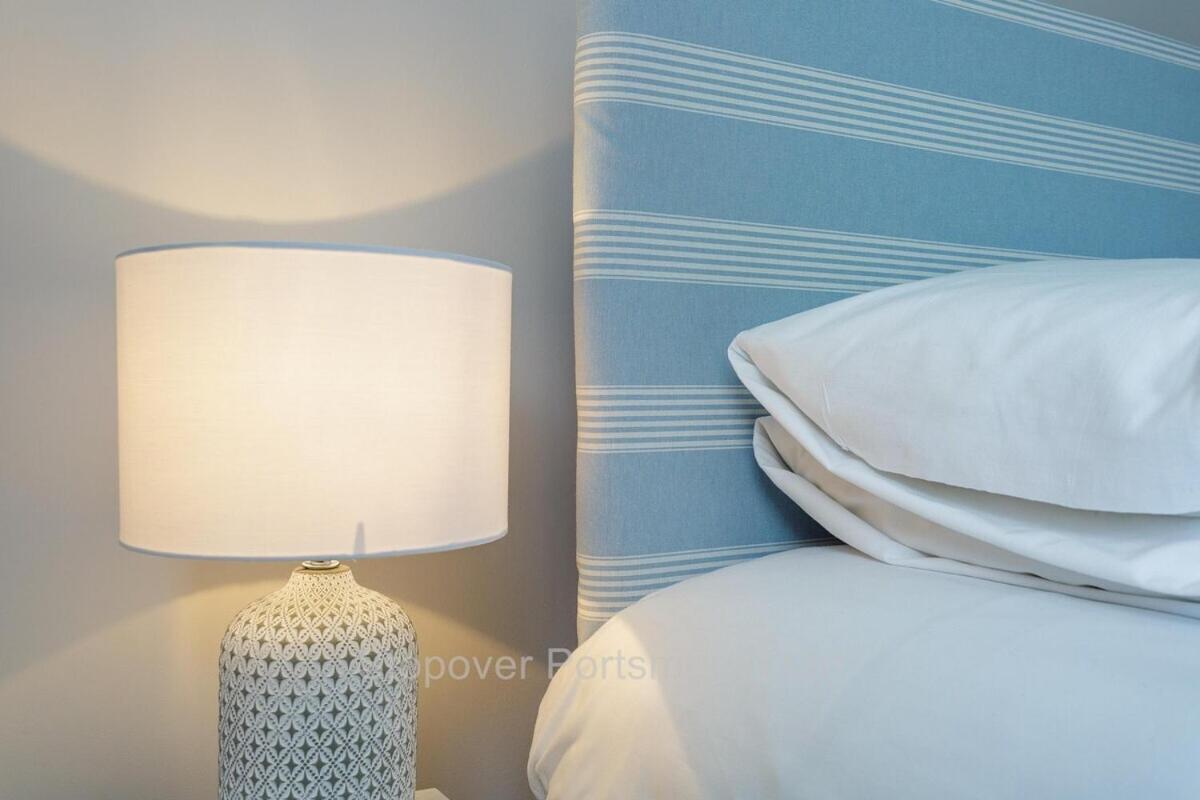 Stopover At Orchard Apartment Light And Cosy بورتسماوث الغرفة الصورة