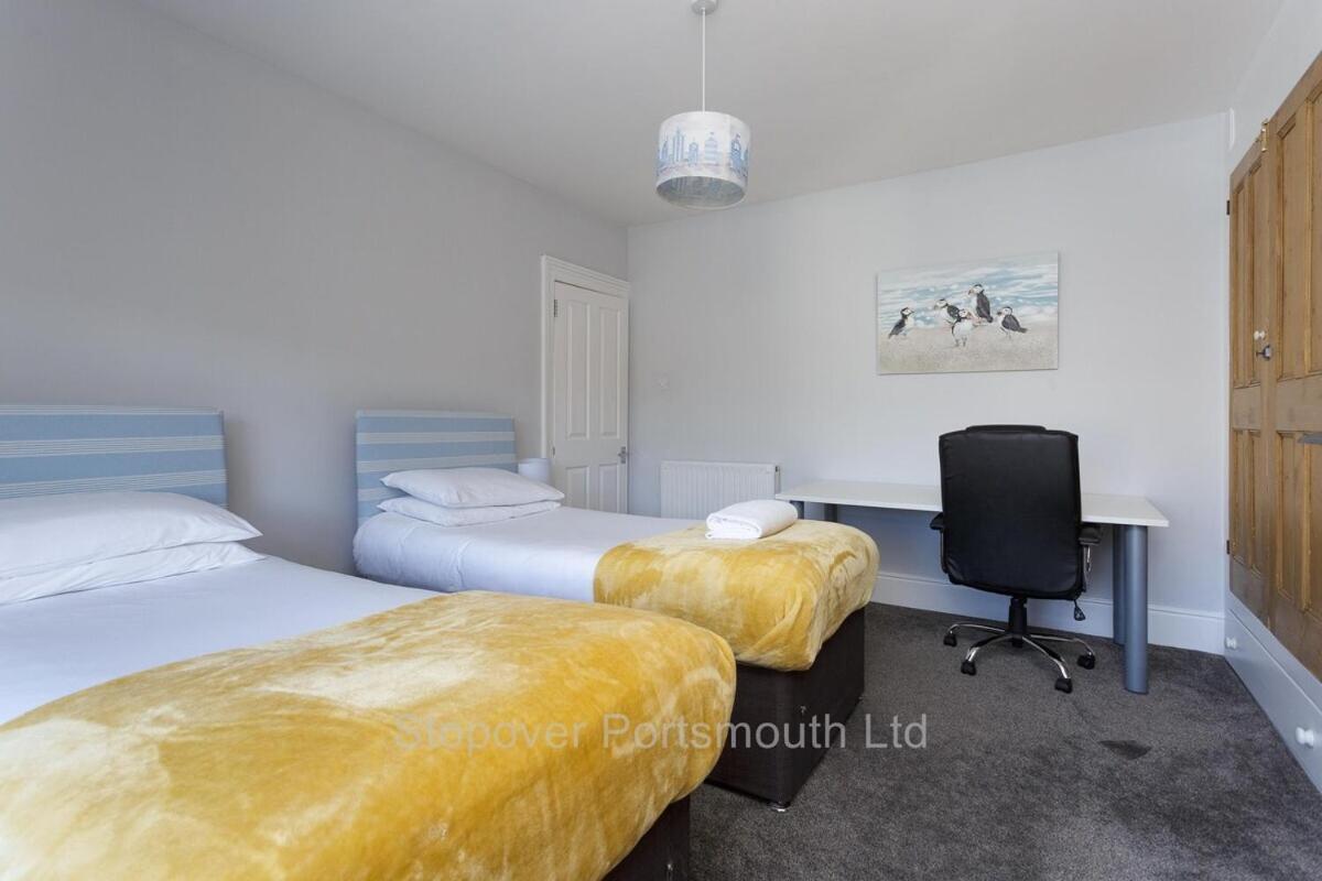 Stopover At Orchard Apartment Light And Cosy بورتسماوث الغرفة الصورة