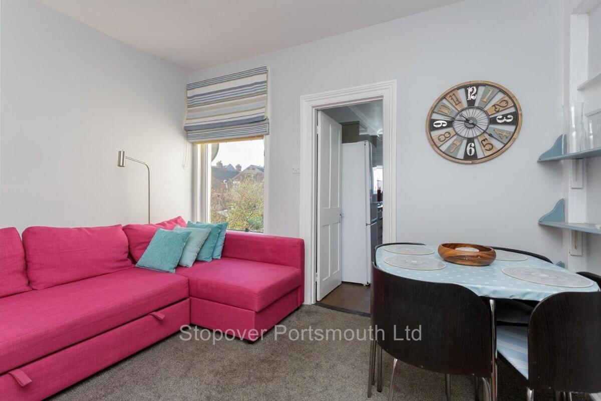 Stopover At Orchard Apartment Light And Cosy بورتسماوث الغرفة الصورة