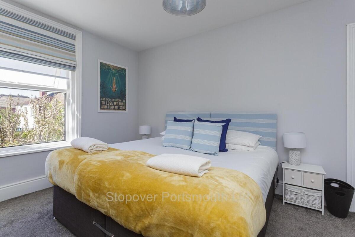 Stopover At Orchard Apartment Light And Cosy بورتسماوث الغرفة الصورة