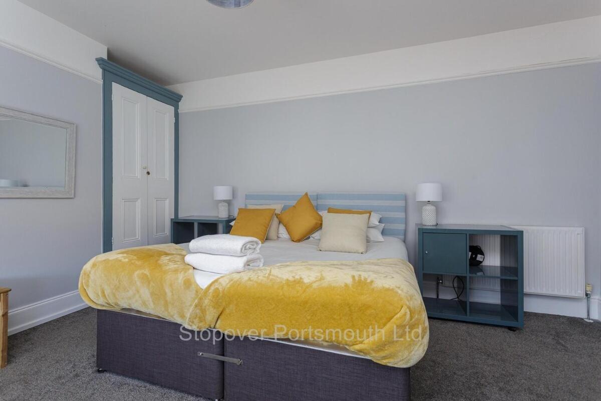 Stopover At Orchard Apartment Light And Cosy بورتسماوث الغرفة الصورة