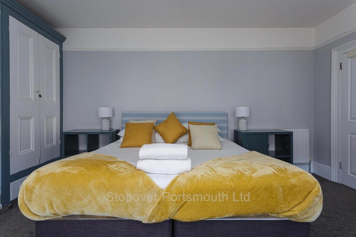 Stopover At Orchard Apartment Light And Cosy بورتسماوث الغرفة الصورة