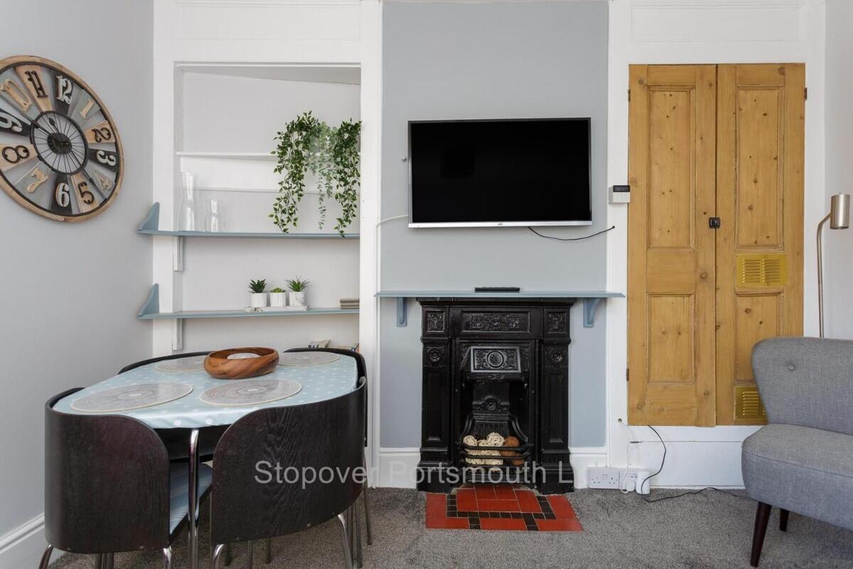 Stopover At Orchard Apartment Light And Cosy بورتسماوث الغرفة الصورة
