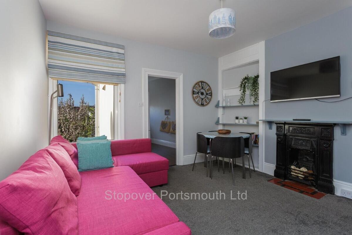 Stopover At Orchard Apartment Light And Cosy بورتسماوث الغرفة الصورة