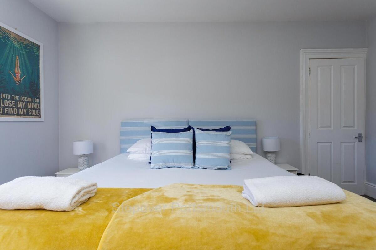 Stopover At Orchard Apartment Light And Cosy بورتسماوث الغرفة الصورة