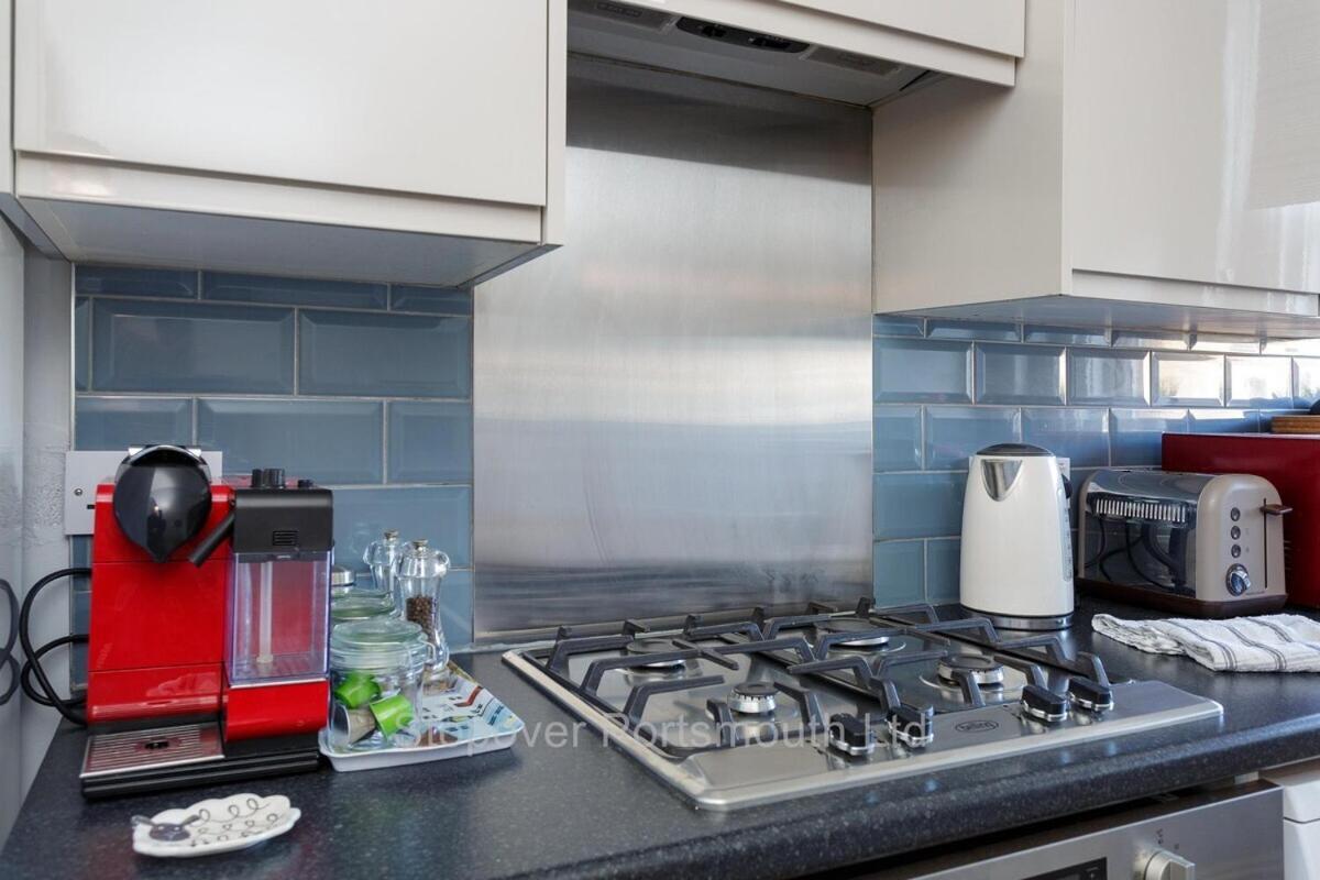 Stopover At Orchard Apartment Light And Cosy بورتسماوث المظهر الخارجي الصورة