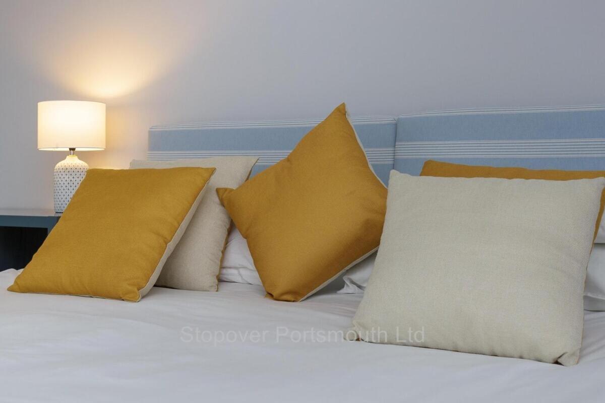Stopover At Orchard Apartment Light And Cosy بورتسماوث الغرفة الصورة