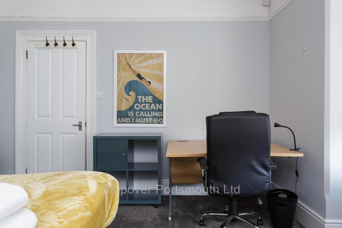 Stopover At Orchard Apartment Light And Cosy بورتسماوث الغرفة الصورة
