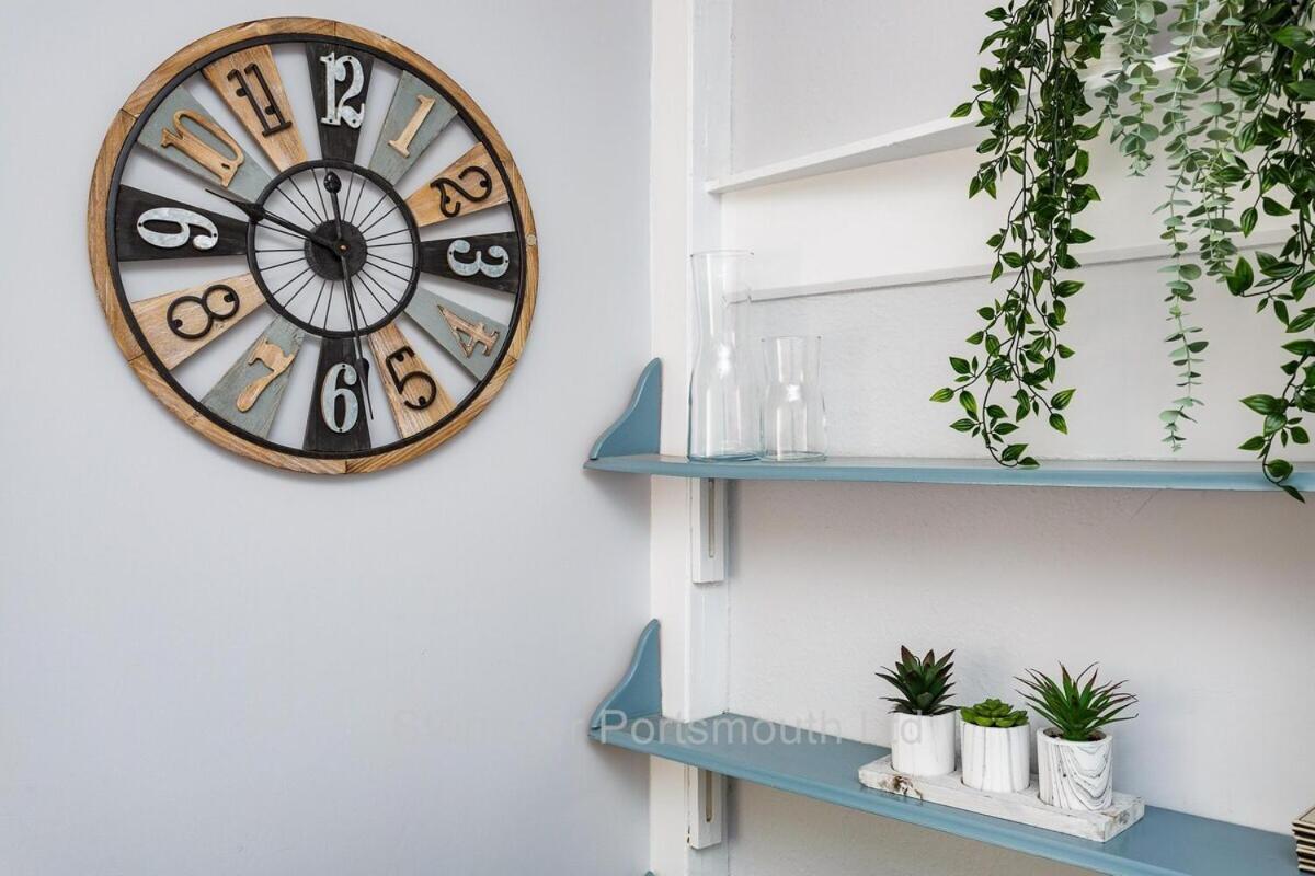 Stopover At Orchard Apartment Light And Cosy بورتسماوث الغرفة الصورة