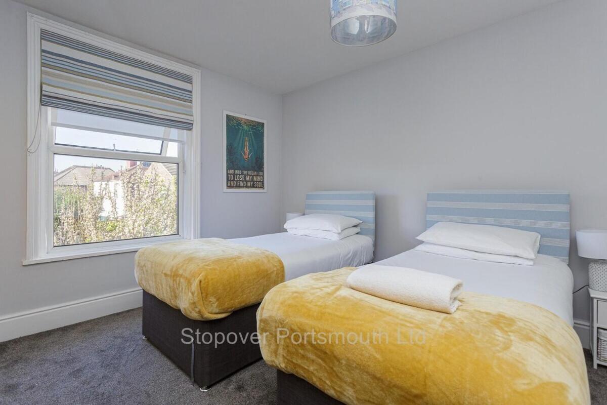 Stopover At Orchard Apartment Light And Cosy بورتسماوث الغرفة الصورة