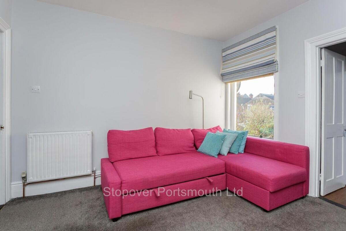 Stopover At Orchard Apartment Light And Cosy بورتسماوث الغرفة الصورة